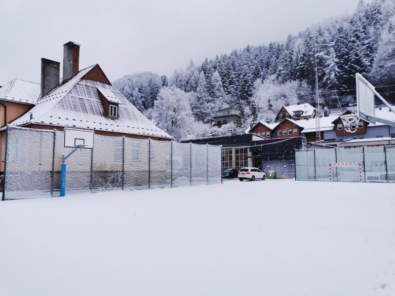 Zima wokół szkoły