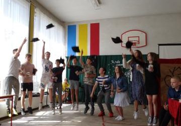 Pożegnanie  ósmoklasistów przez kl.7 i 6