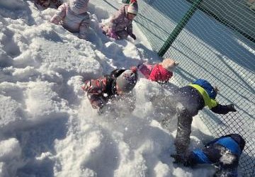 Zabawy na śniegu.