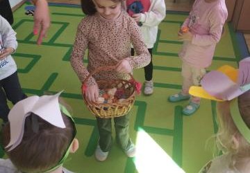 Wiosenne zabawy przedszkolaków