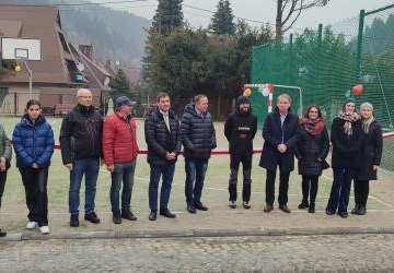 Otwarcie boiska wielofunkcyjnego przy szkole