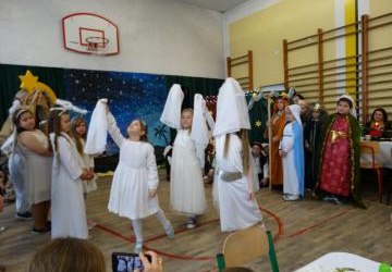 Taniec dziewczynek z klas młodszych w czasie kolędy