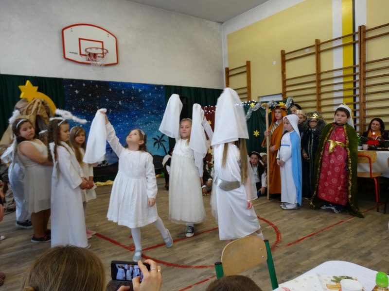 Taniec dziewczynek z klas młodszych w czasie kolędy